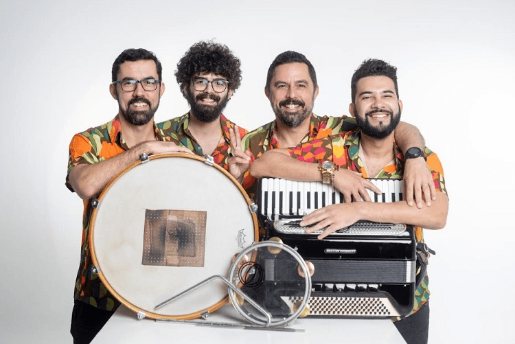 Trio Dona Zefa com sanfona, zabumba e triângulo